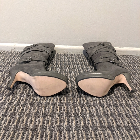 Gray Zip Up Boots With Heel & Buckles.  Inside is fleece. Worn once.  Size 6. - Picture 4 of 5